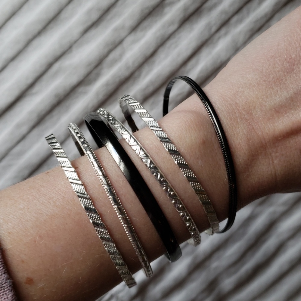 3/$10 Bangle bracelet set, 6 piece